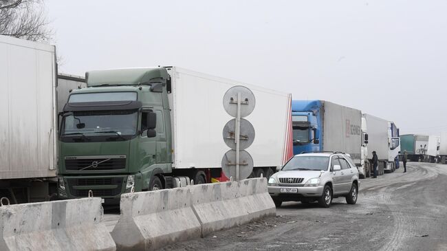 Грузовые автомобили у пункта пропуска Ак-Тилек автодорожный на границе Киргизии с Казахстаном