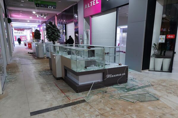 Витрины, разграбленные мародерами в ходе беспорядков, в торговом центре Март в Алма-Ате
