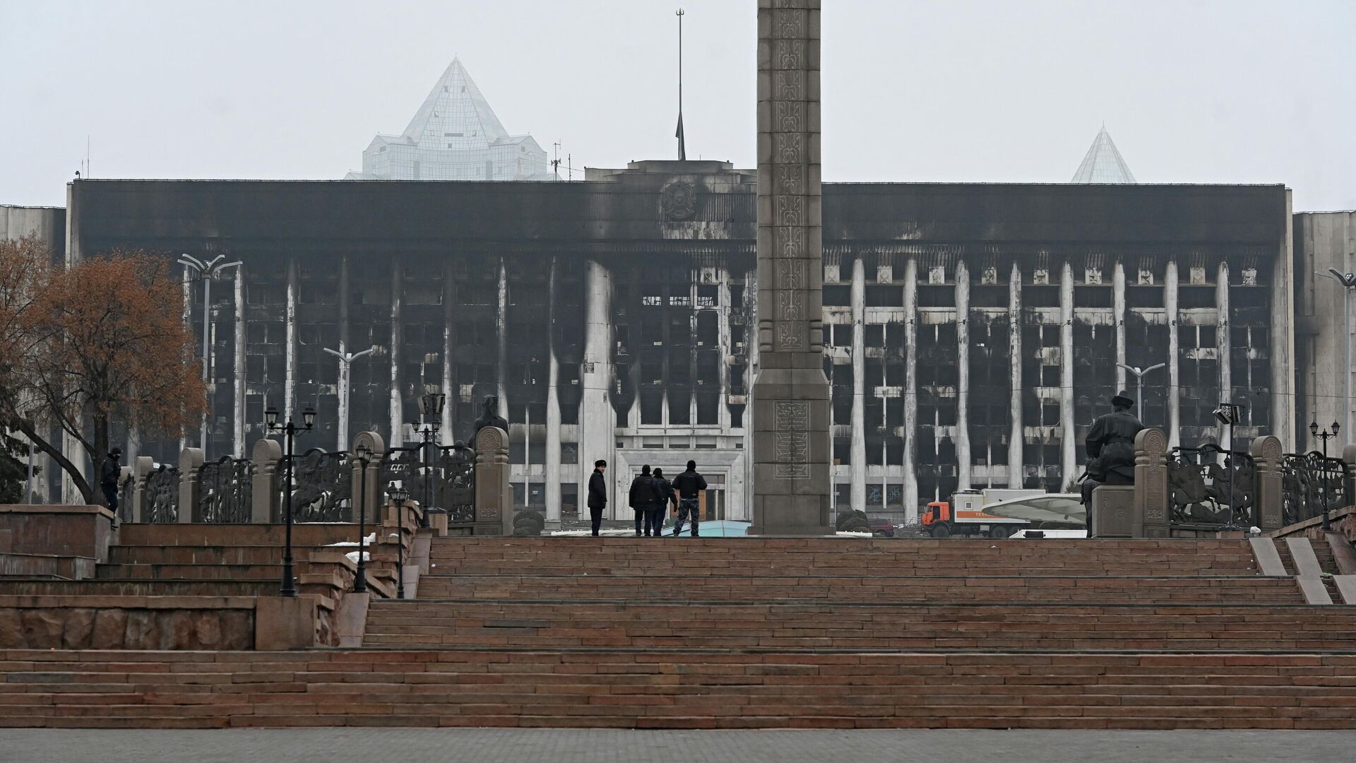 Приспущенный флаг на здании городской администрации в день траура по погибшим во время массовых протестов в Алма-Ате, Казахстан - РИА Новости, 1920, 11.01.2022