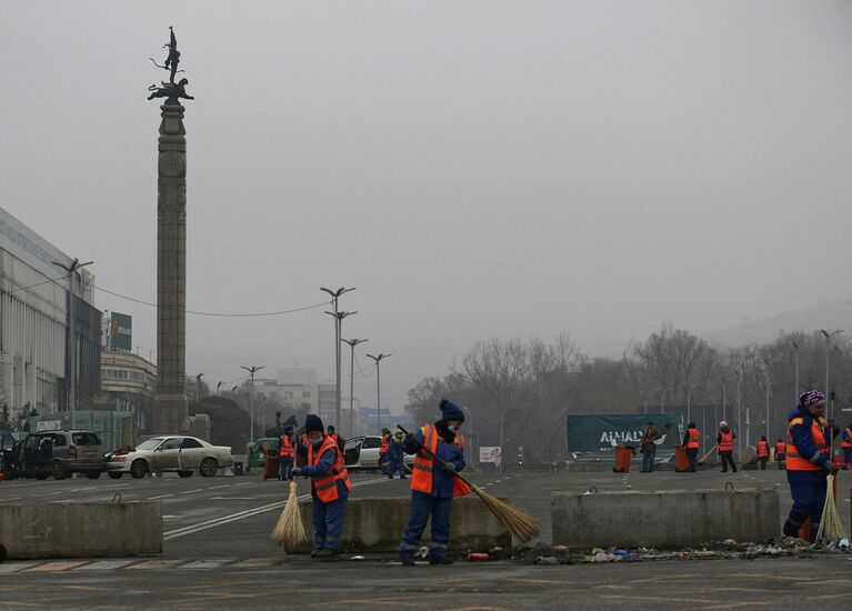 Муниципальные работники убирают улицы возле главной площади после массовых протестов, вызванных повышением цен на топливо в Алма-Ате