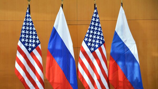 Государственные флаги России и США во время двусторонних переговоров по безопасности между США и Россией в Женеве