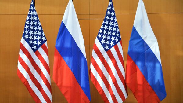 Государственные флаги России и США во время двусторонних переговоров. Архивное фото