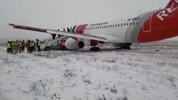Самолет авиакомпании Red Wings, выкатившийся за пределы ВПП в Белгороде. Кадр из видео очевидца