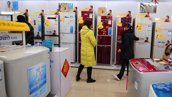 Покупатели в магазине бытовой техники в Чжэнчжоу 