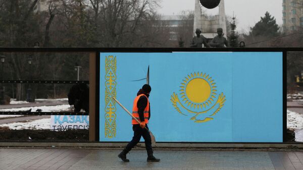 Рабочий на площади в Алма-Ате