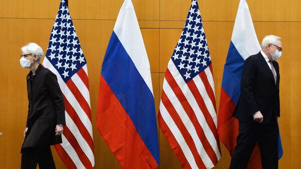 Заместитель министра иностранных дел РФ Сергей Рябков и первый заместитель госсекретаря США Уэнди Шерман во время двусторонних переговоров 