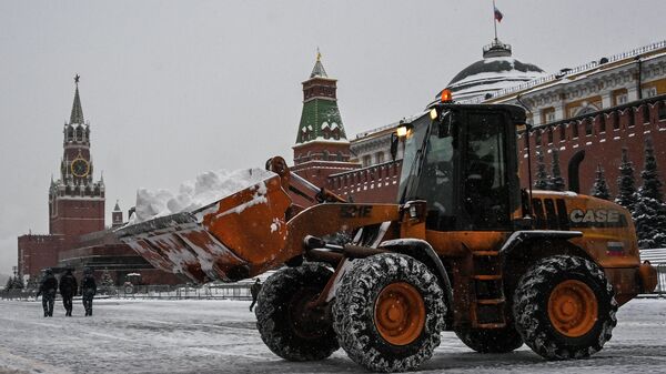 Уборка снега на Красной площади в Москве
