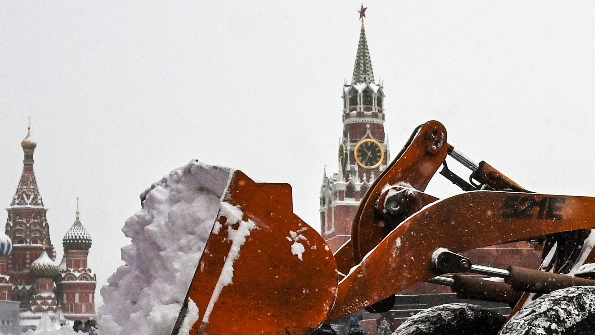 Уборка снега на Красной площади в Москве - РИА Новости, 1920, 20.01.2022