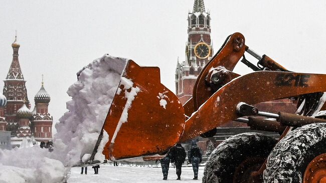 Уборка снега на Красной площади в Москве