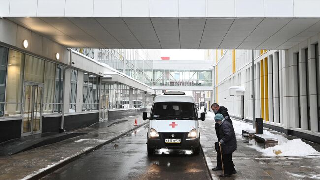 Автомобиль скорой помощи возле нового корпуса городской клинической больницы №40 в Коммунарке