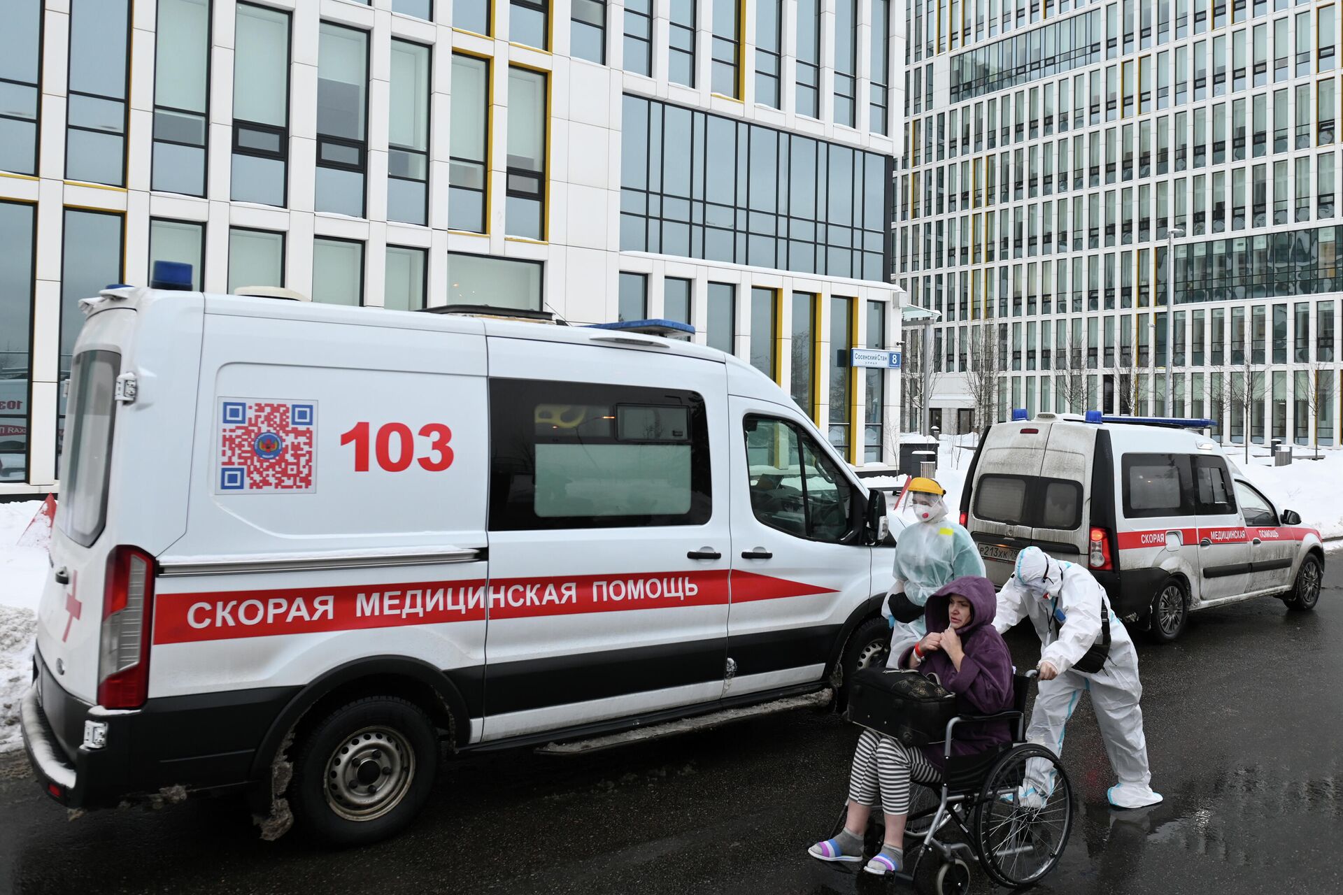 Бригада скорой помощи доставляет пациента в городскую клиническую больницу №40 в Коммунарке - РИА Новости, 1920, 17.01.2022