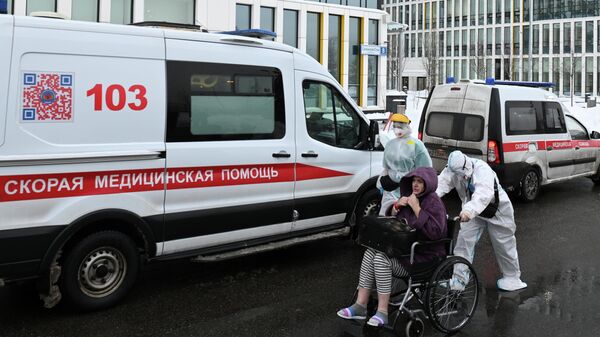Бригада скорой помощи доставляет пациента в городскую клиническую больницу №40 в Коммунарке