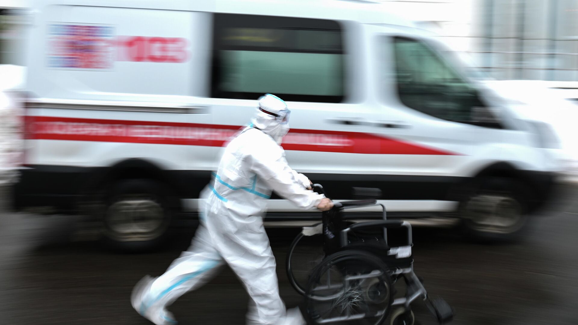 Медицинский работник возле автомобиля скорой помощи на территории городской клинической больницы №40 в Коммунарке - РИА Новости, 1920, 25.01.2022