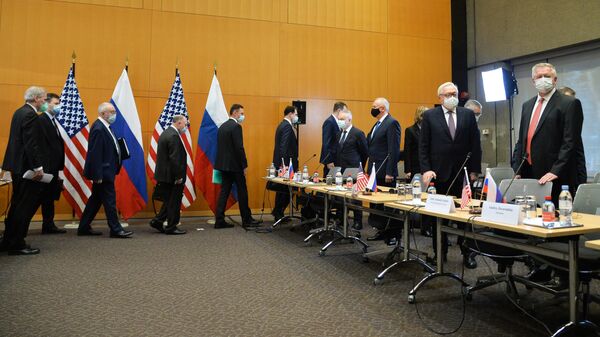 Участники двусторонних переговоров по безопасности между США и Россией в Женеве