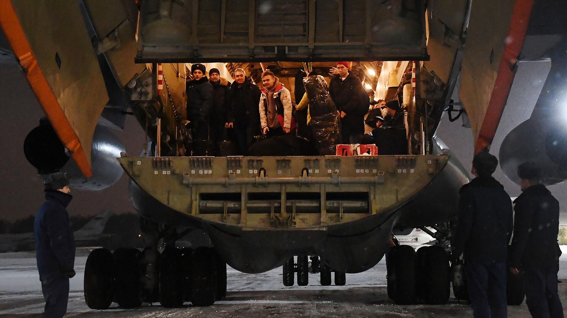 Самолет Ил-76М военно-транспортной авиации Минобороны РФ прибыл на аэродром Чкаловский - РИА Новости, 1920, 10.01.2022