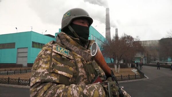 Военнослужащий из состава российского контингента миротворческих сил ОДКБ в Казахстане. Кадр видео