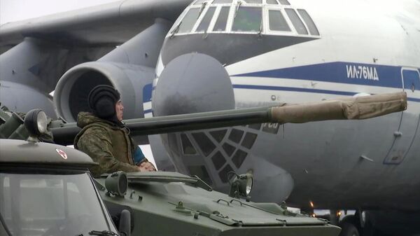 Военнослужащий из состава российского контингента миротворческих сил ОДКБ на аэродроме в Алма-Ате