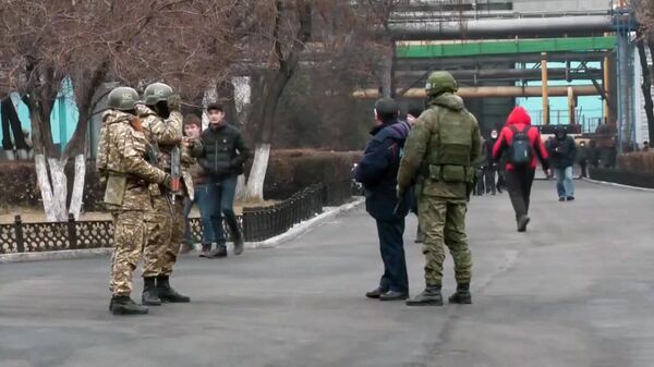 Военнослужащие из состава российского контингента миротворческих сил ОДКБ на одной из улиц Казахстана