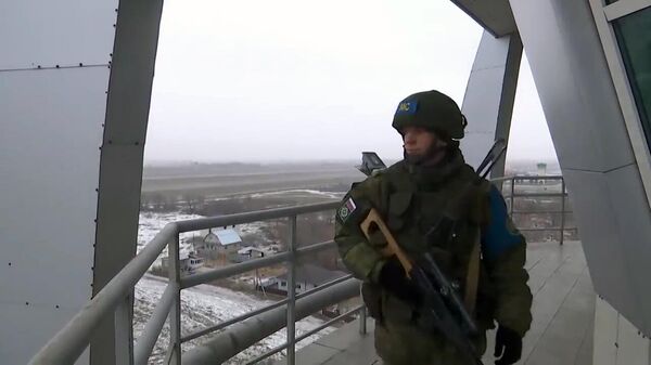 Военнослужащий из состава российского контингента миротворческих сил ОДКБ в Алма-Ате. Кадр видео