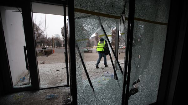 Разбитые витрины магазина в Алма-Ате