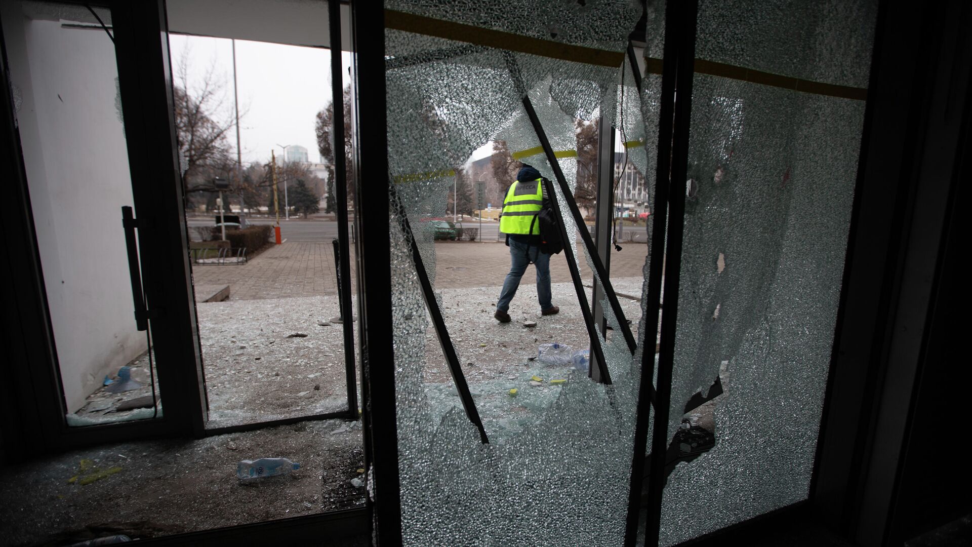 Разбитые витрины магазина в Алма-Ате - РИА Новости, 1920, 16.01.2022