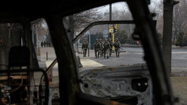 Военные патрулируют улицу в Алма-Ате, Казахзстан