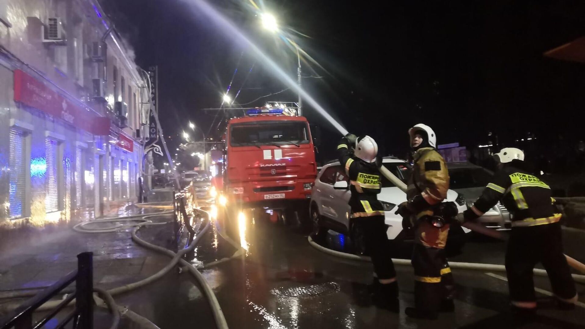 На месте пожара в многоквартирном доме на улице Киевская в Ялте - РИА Новости, 1920, 11.01.2022