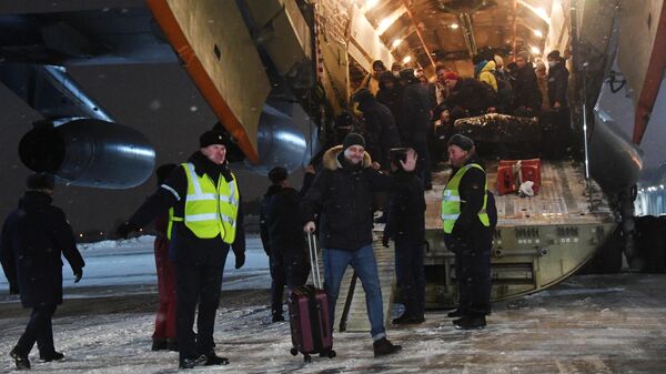 Граждане России, а также дипломаты посольств Австрии и Венгрии, эвакуированные из Казахстана, высаживаются на аэродроме Чкаловский