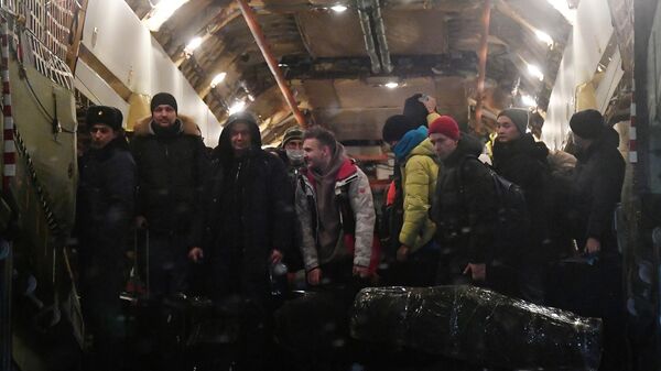 Граждане России, а также дипломаты посольств Австрии и Венгрии, эвакуированные из Казахстана, высаживаются на аэродроме Чкаловский