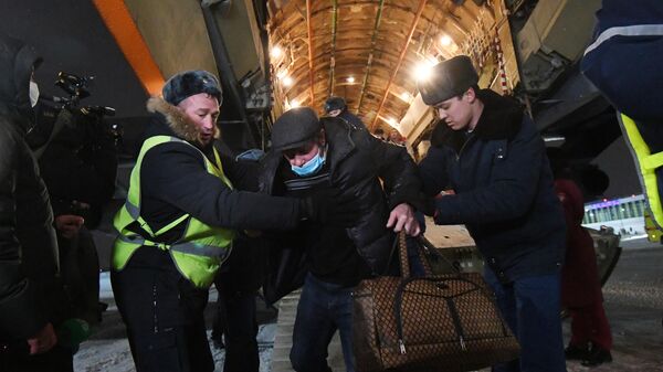 Встреча граждан России, а также дипломатов посольств Австрии и Венгрии, эвакуированных из Казахстана на аэродроме Чкаловский