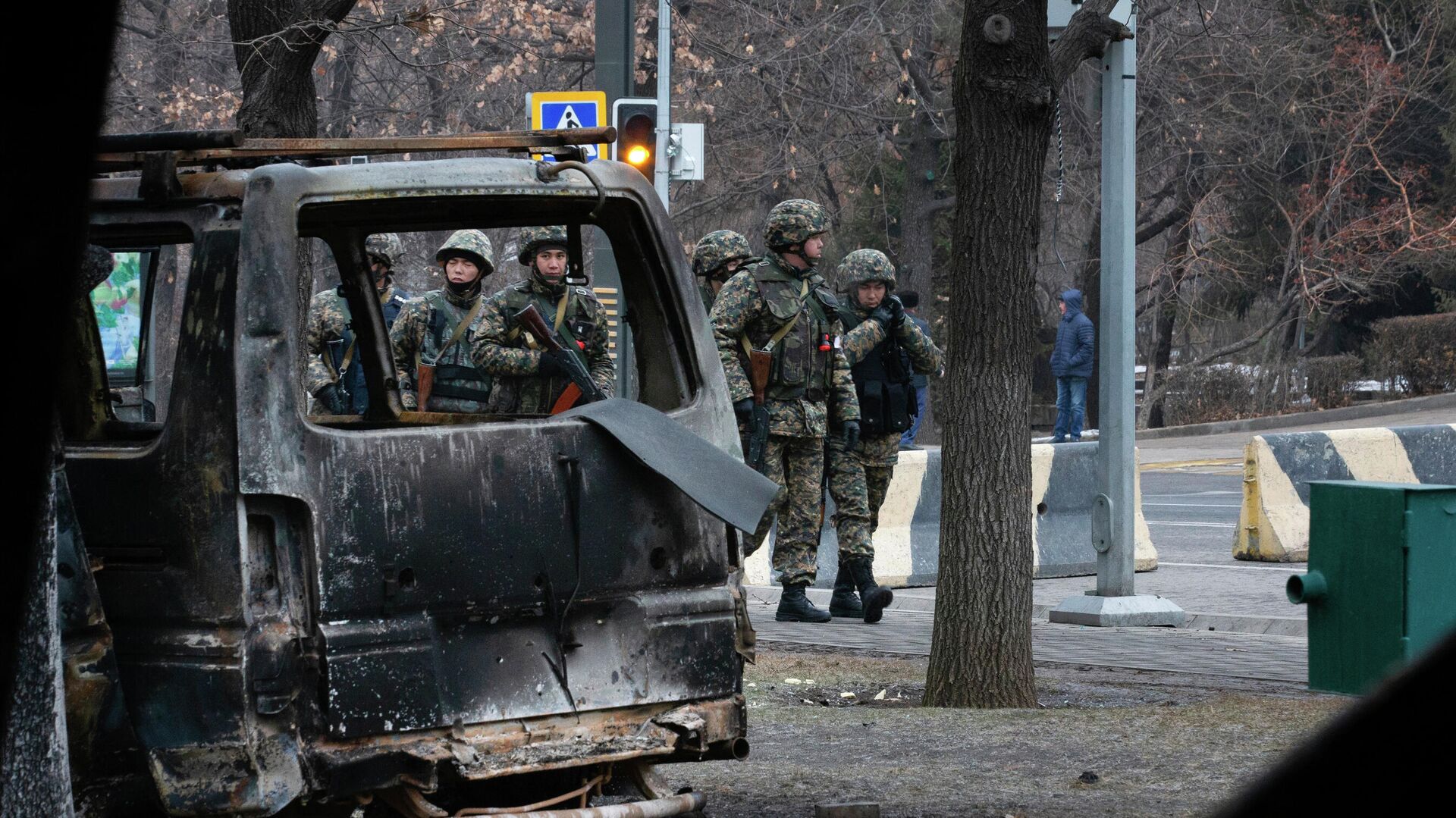 Военные патрулируют улицу в Алма-Ате - РИА Новости, 1920, 18.01.2022