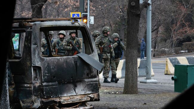 Военные патрулируют улицу в Алма-Ате