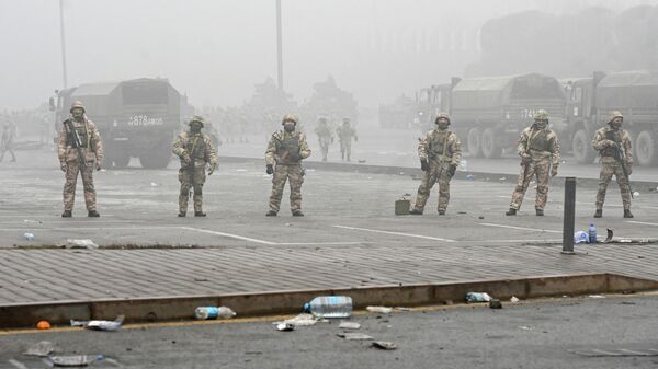 Военные в центре Алма-Аты