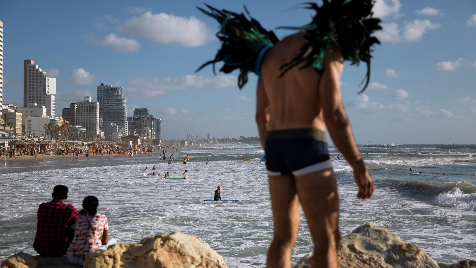 Отдыхающие на пляже в Тель-Авиве - РИА Новости, 1920, 17.05.2022
