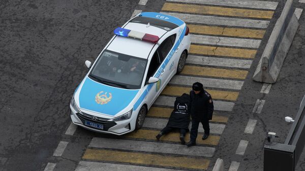 Задержание человека сотрудниками полиции в Алма-Ате