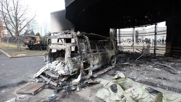 Сгоревший автомобиль у резиденции президента Республики Казахстан в Алма-Ате