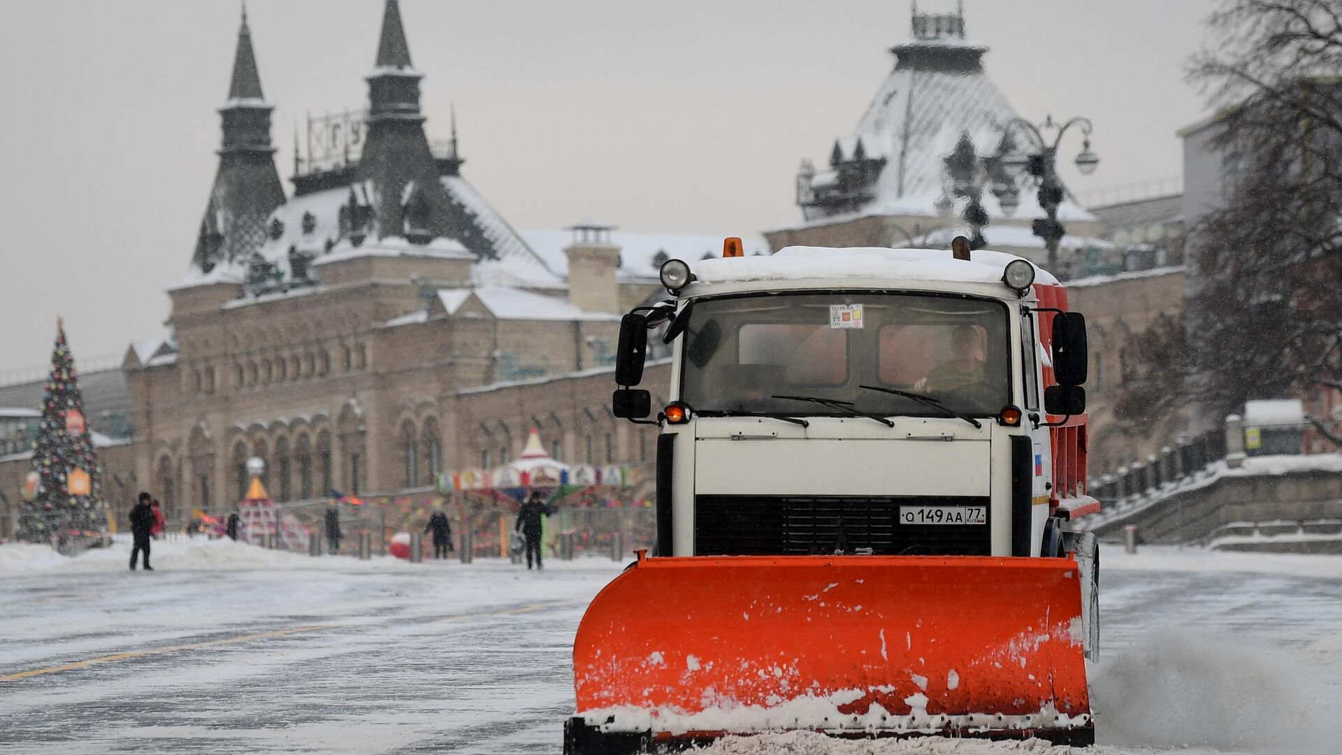 Снегоуборочная техника убирает снег на Красной площади в Москве - РИА Новости, 1920, 13.01.2022