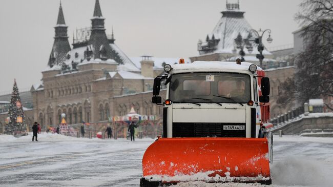 Снегоуборочная техника убирает снег на Красной площади в Москве