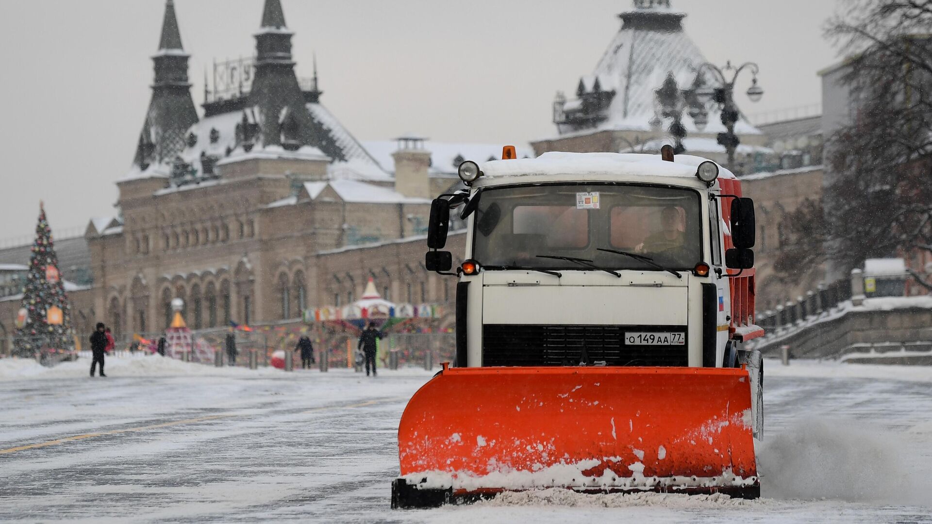 Снегоуборочная техника убирает снег на Красной площади в Москве - РИА Новости, 1920, 13.01.2022