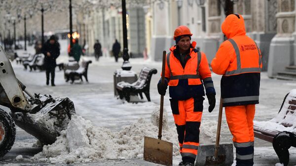 Сотрудники ГБУ Автомобильные дороги убирают снег на Никольской улице в Москве