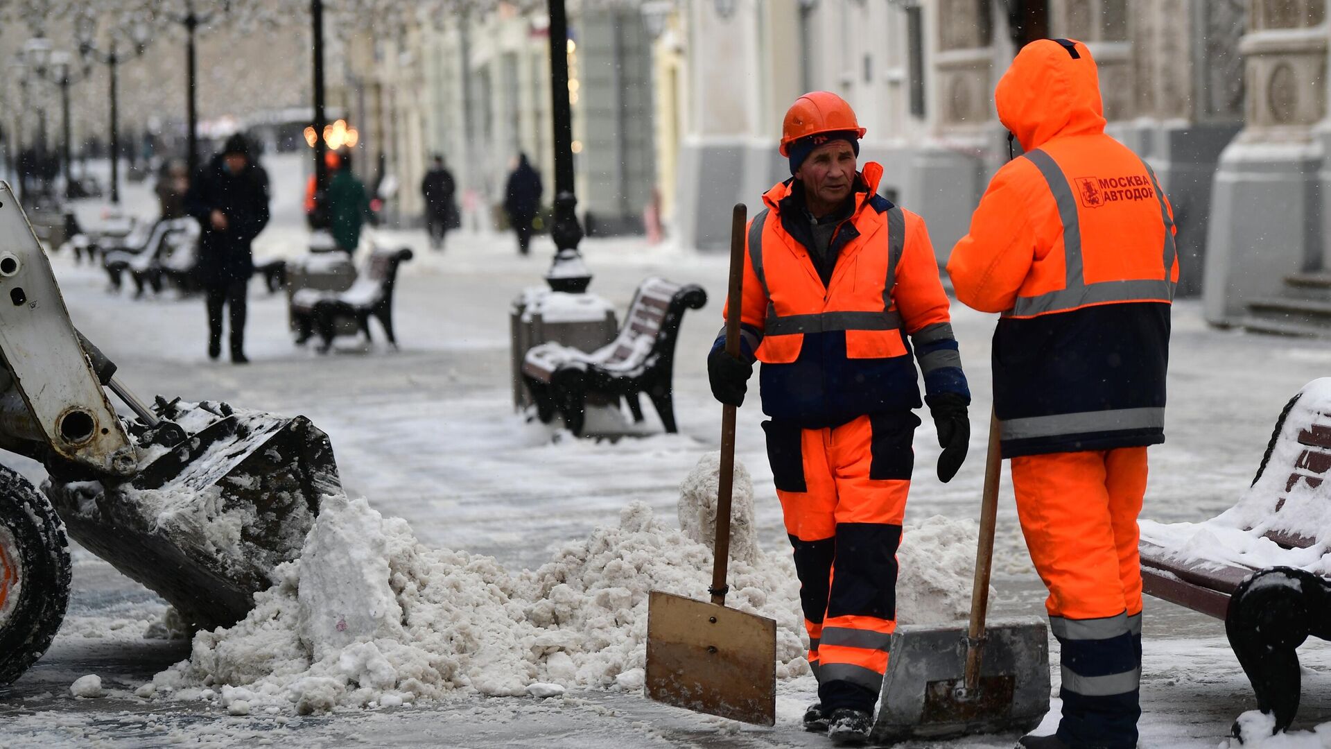 Сотрудники ГБУ Автомобильные дороги убирают снег на Никольской улице в Москве - РИА Новости, 1920, 21.01.2022