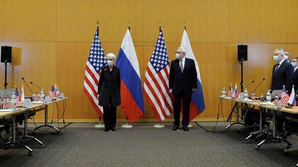 Замминистра иностранных дел России Сергей Рябков и первый заместитель госсекретаря США Уэнди Шерман во время двусторонних переговоров по безопасности в Женеве