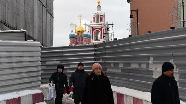 Прохожие на улице Варварка в Москве
