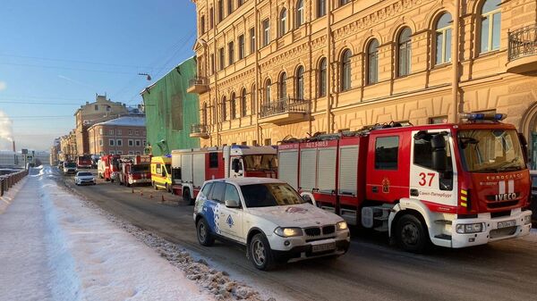 Автомобили экстренных служб на месте пожара в Адмиралтейском районе Санкт-Петербурга