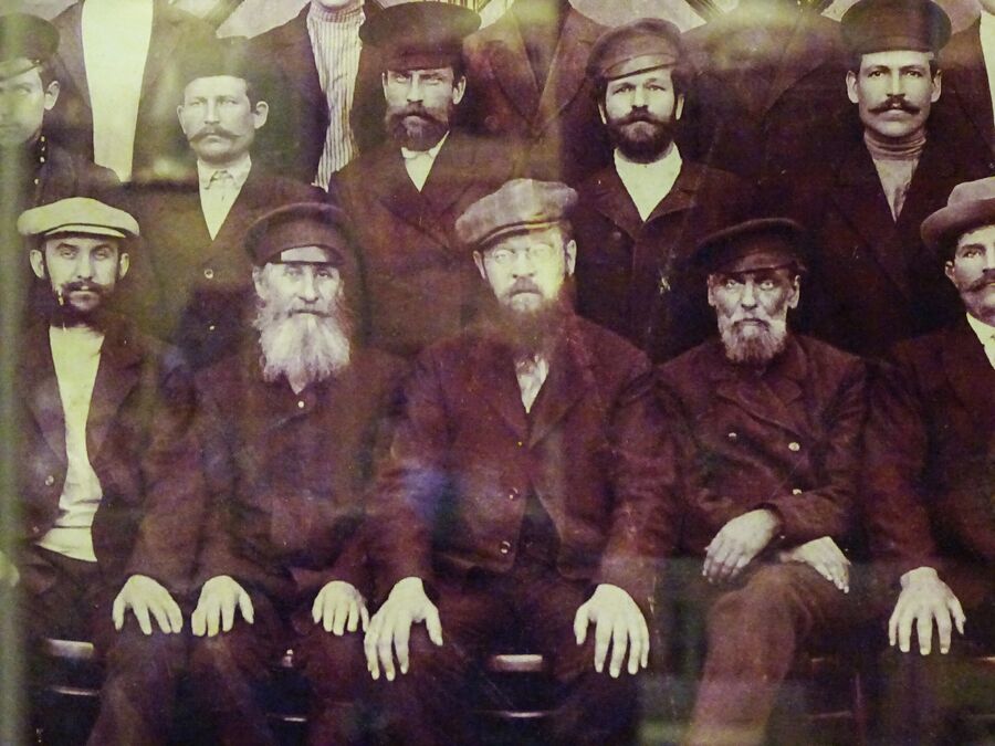 Владелец стекольного завода Сергей Голубев с приказчиками (фото 1915-17 гг.)