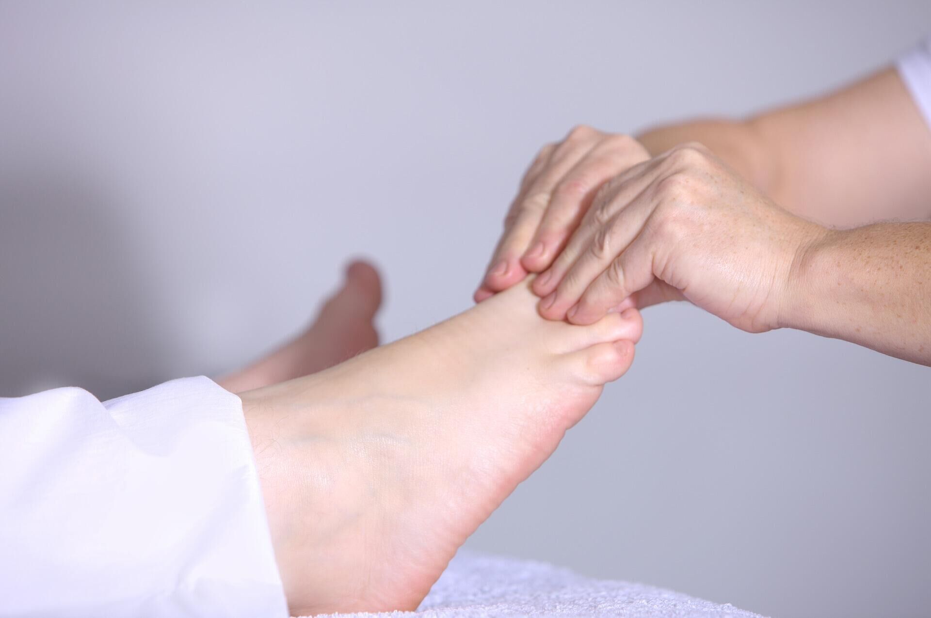 Режущие боли в ногах: причины, симптомы, диагностика и лечение