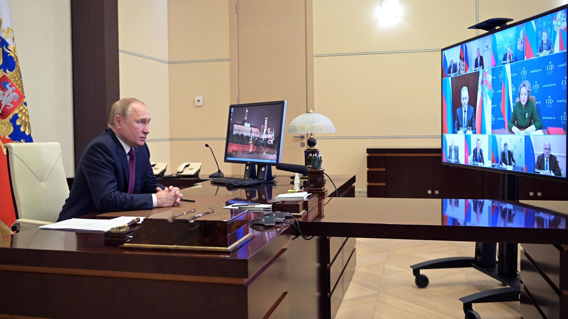 Президент РФ Владимир Путин проводит оперативное совещание с постоянными членами Совета безопасности РФ - РИА Новости, 1920, 17.01.2022