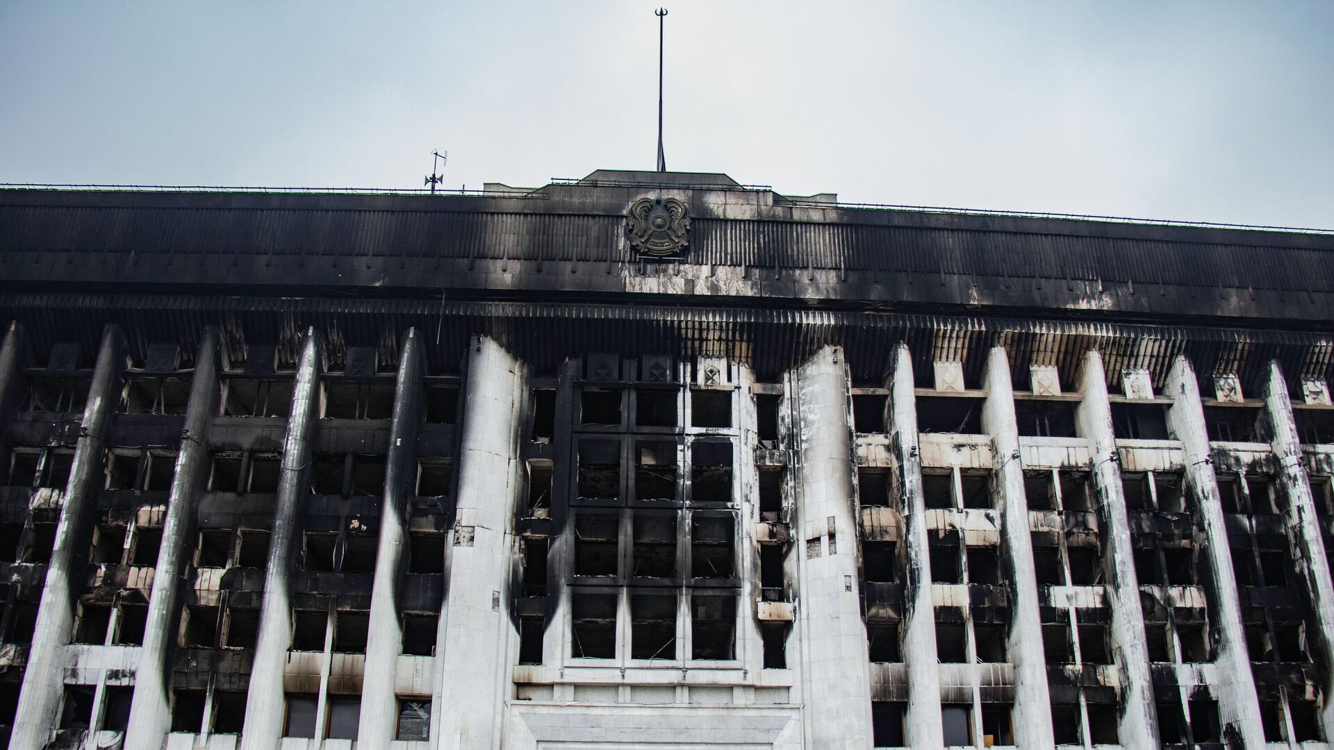 Пострадавшее от пожара здание Акимата в Алма-Ате - РИА Новости, 1920, 12.01.2022