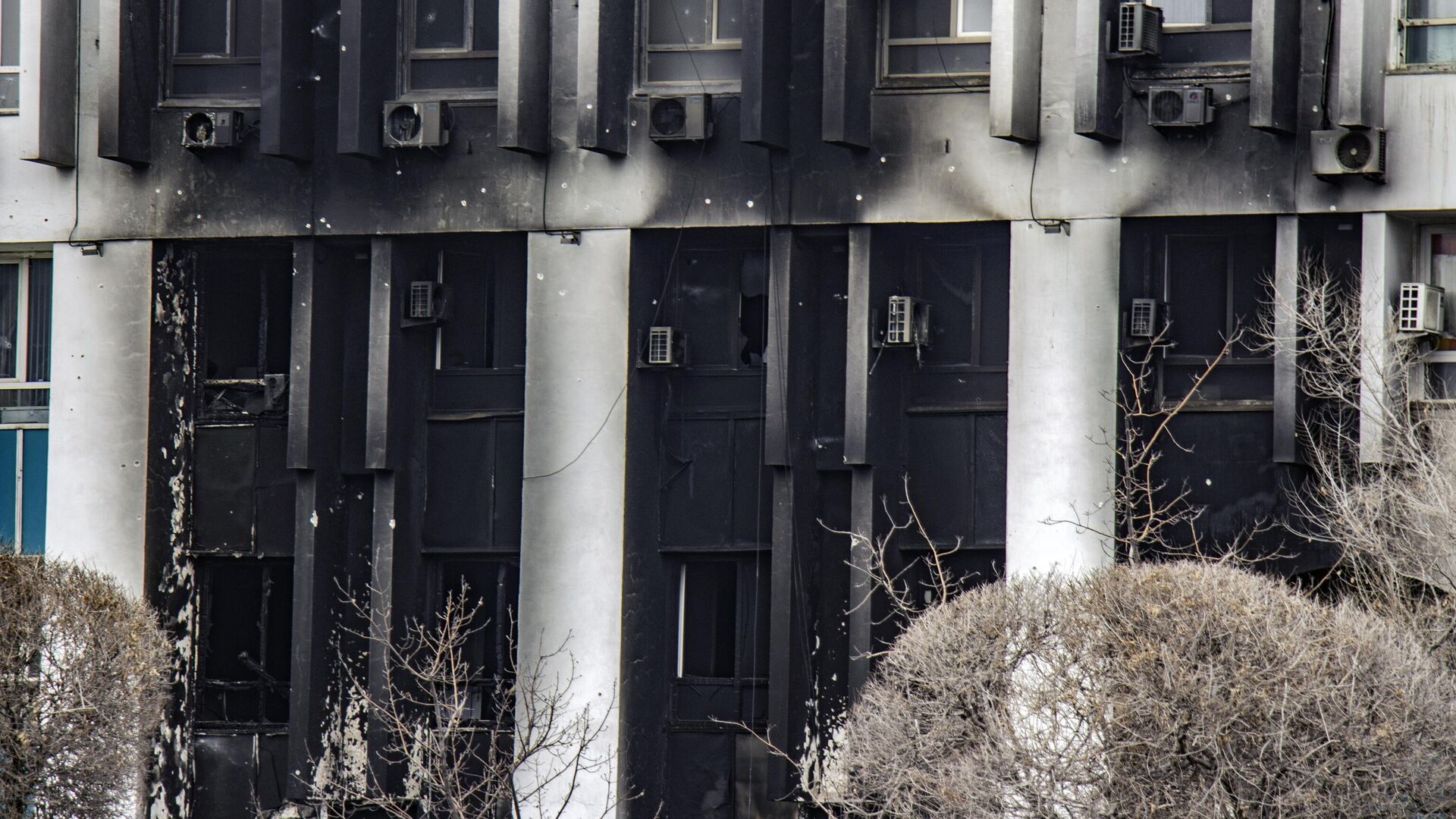 Пострадавшее от пожара здание Акимата в Алма-Ате - РИА Новости, 1920, 11.01.2022