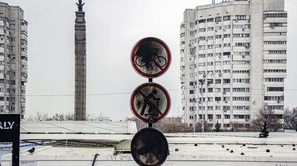 Дорожные знаки поврежденные в результате пожара на улице рядом с монументом Независимости на площади Республики в Алма-Ате